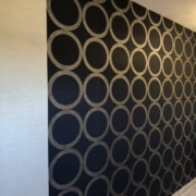 Schöner Effekt durch unterschiedliche Wandverkleidung